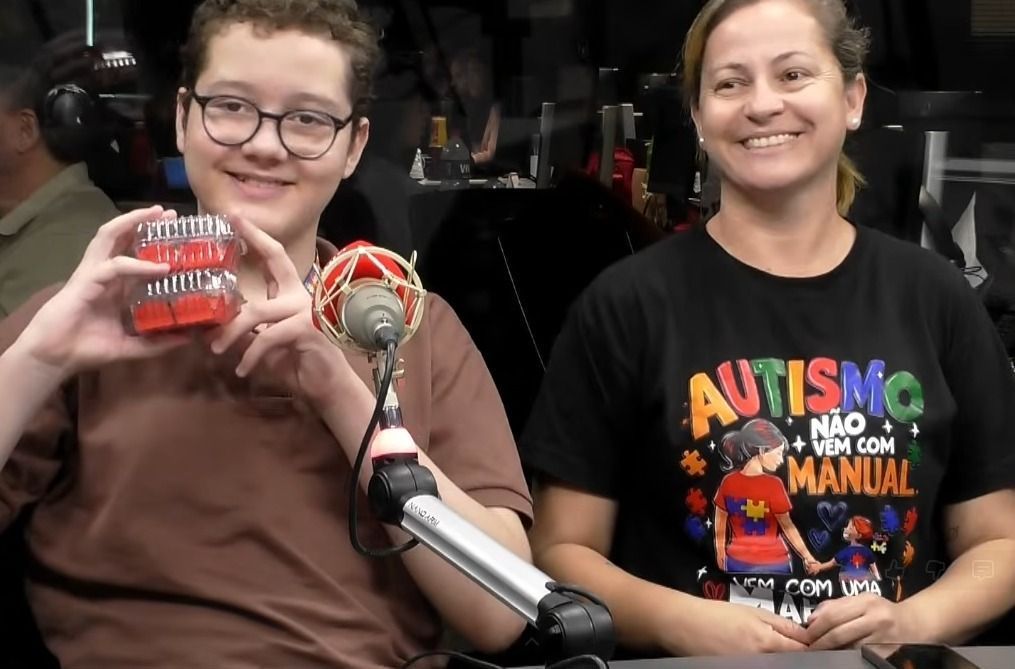 Jovem que vende doces em BH para estudar ganha bolsa em curso de inglês