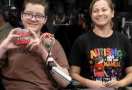 Jovem que vende doces em BH para estudar ganha bolsa em curso de inglês
