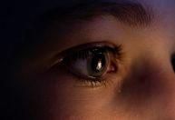 Lágrimas em excesso: médica explica causas e quando é necessário investigar
