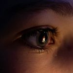 Lágrimas em excesso: médica explica causas e quando é necessário investigar