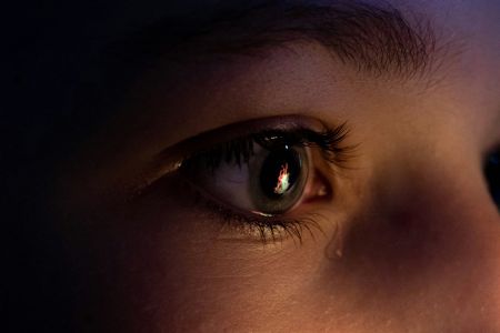 Lágrimas em excesso: médica explica causas e quando é necessário investigar