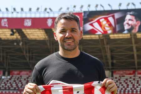 Larcamón em anúncio de seu novo clube