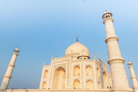 Foto de ângulo baixo do Taj Mahal, mausoléu na Índia, com o céu azul no fundo