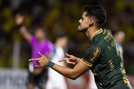Lucas Oliveira celebra gol pelo Mirassol na Libertadores