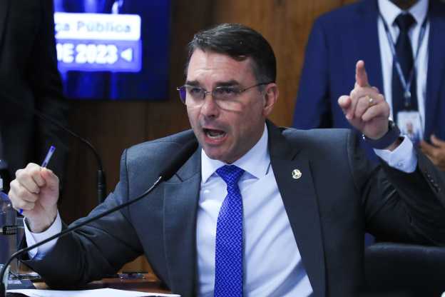 Flávio usa INSS, Banco Master e Pix para pedir fim de tarifa dos EUA; entenda