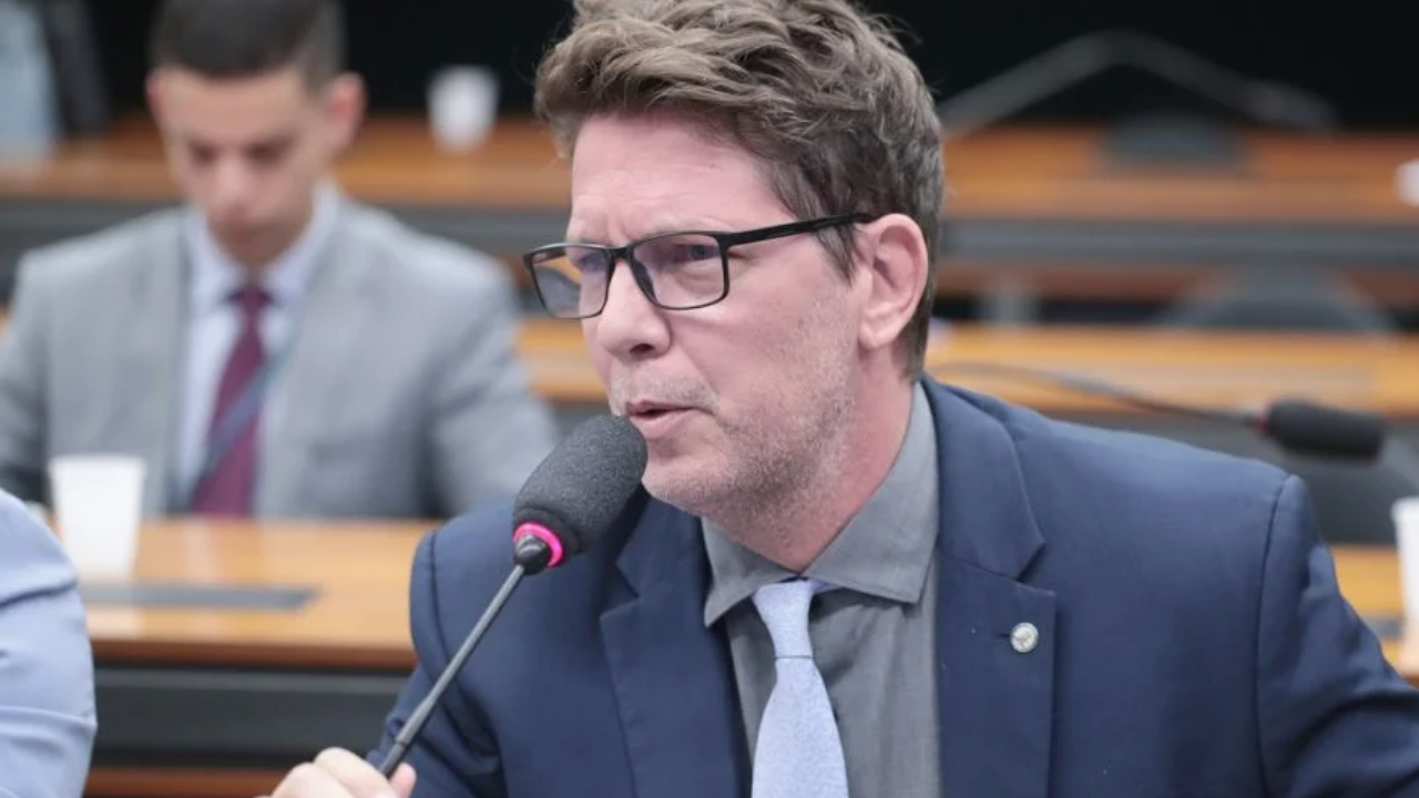Mário Frias viajou sem autorização, informa Câmara ao STF