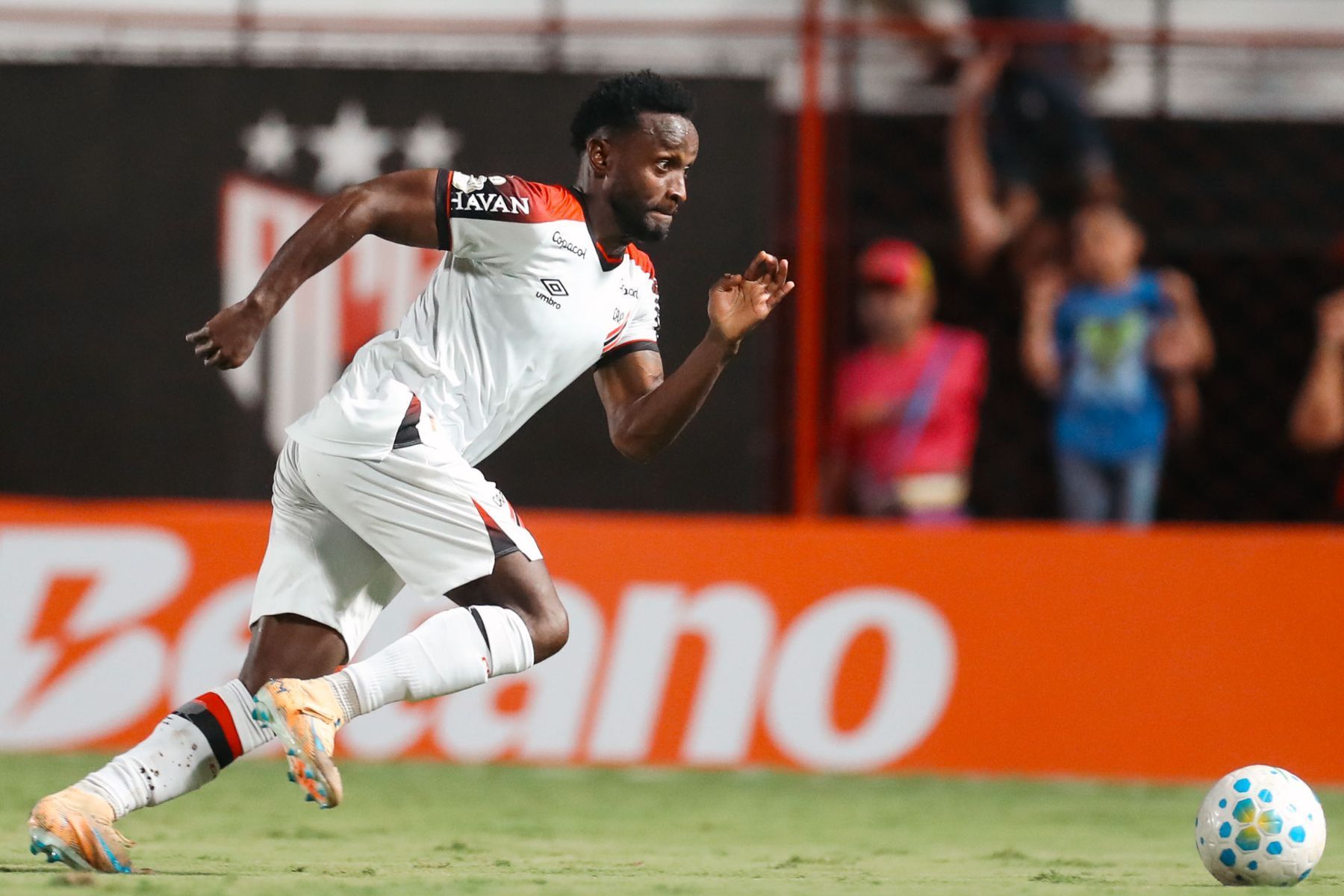 Quanto o Athletico-PR lucrou por classificação contra o Atlético-GO na Copa do Brasil