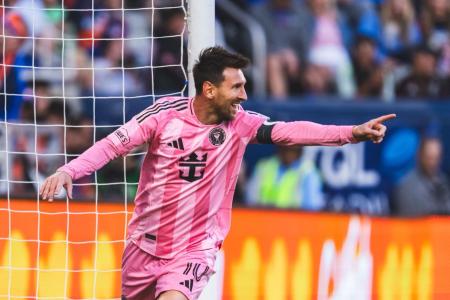 Messi celebra um de seus três gols contra o Cincinnati