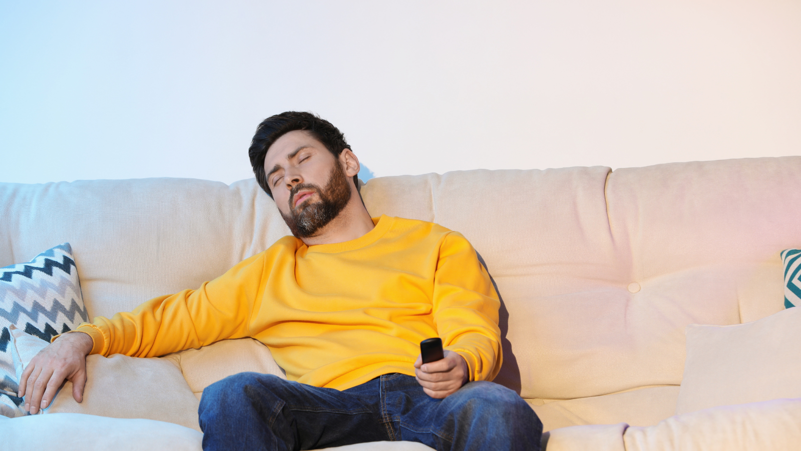 Você dorme com a TV ligada? De acordo com a psicologia, saiba como isso afeta o seu cérebro