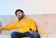 Você dorme com a TV ligada? De acordo com a psicologia, saiba como isso afeta o seu cérebro