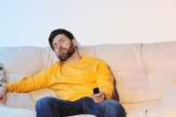 Você dorme com a TV ligada? De acordo com a psicologia, saiba como isso afeta o seu cérebro