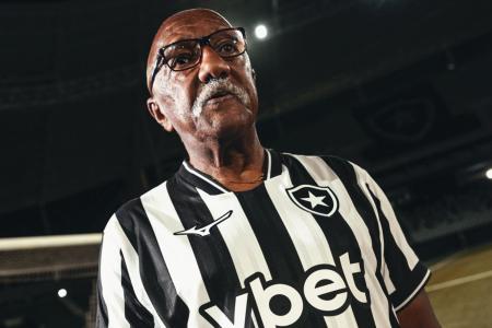 Botafogo apresenta nova coleção de uniformes