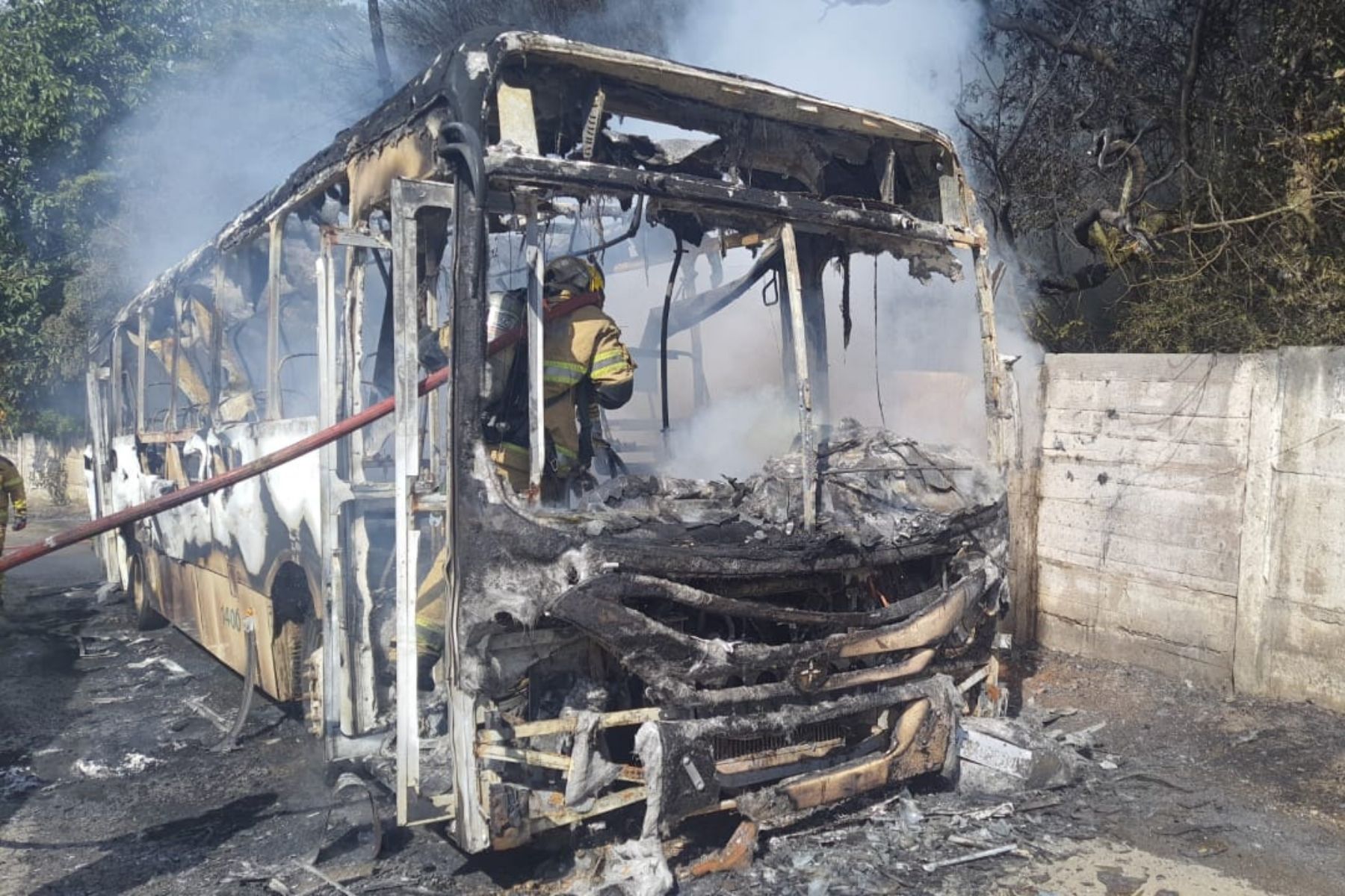 Ônibus que transportava estudantes pega fogo em estrada no Campo das Vertentes