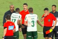 Zagueiro do Palmeiras questiona aplicação da regra em gol anulado contra o Remo