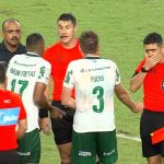 Zagueiro do Palmeiras questiona aplicação da regra em gol anulado contra o Remo