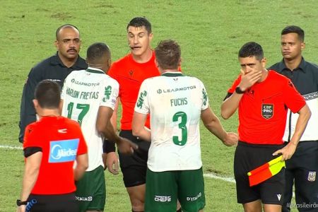Zagueiro do Palmeiras questiona aplicação da regra em gol anulado contra o Remo