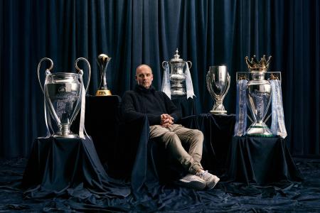 Guardiola com troféus conquistados pelo City em foto de despedida do clube