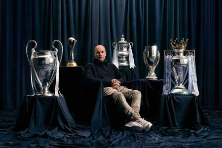 Guardiola com troféus conquistados pelo City em foto de despedida do clube