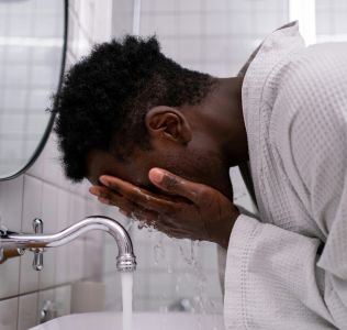 Especialista alerta sobre limpeza facial ao amanhecer