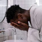 Não lavar o rosto pela manhã faz bem? Dermatologista explica tendência viral