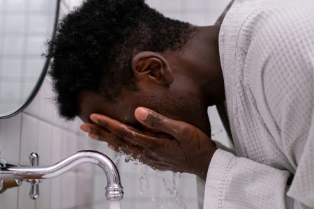 Não lavar o rosto pela manhã faz bem? Dermatologista explica tendência viral