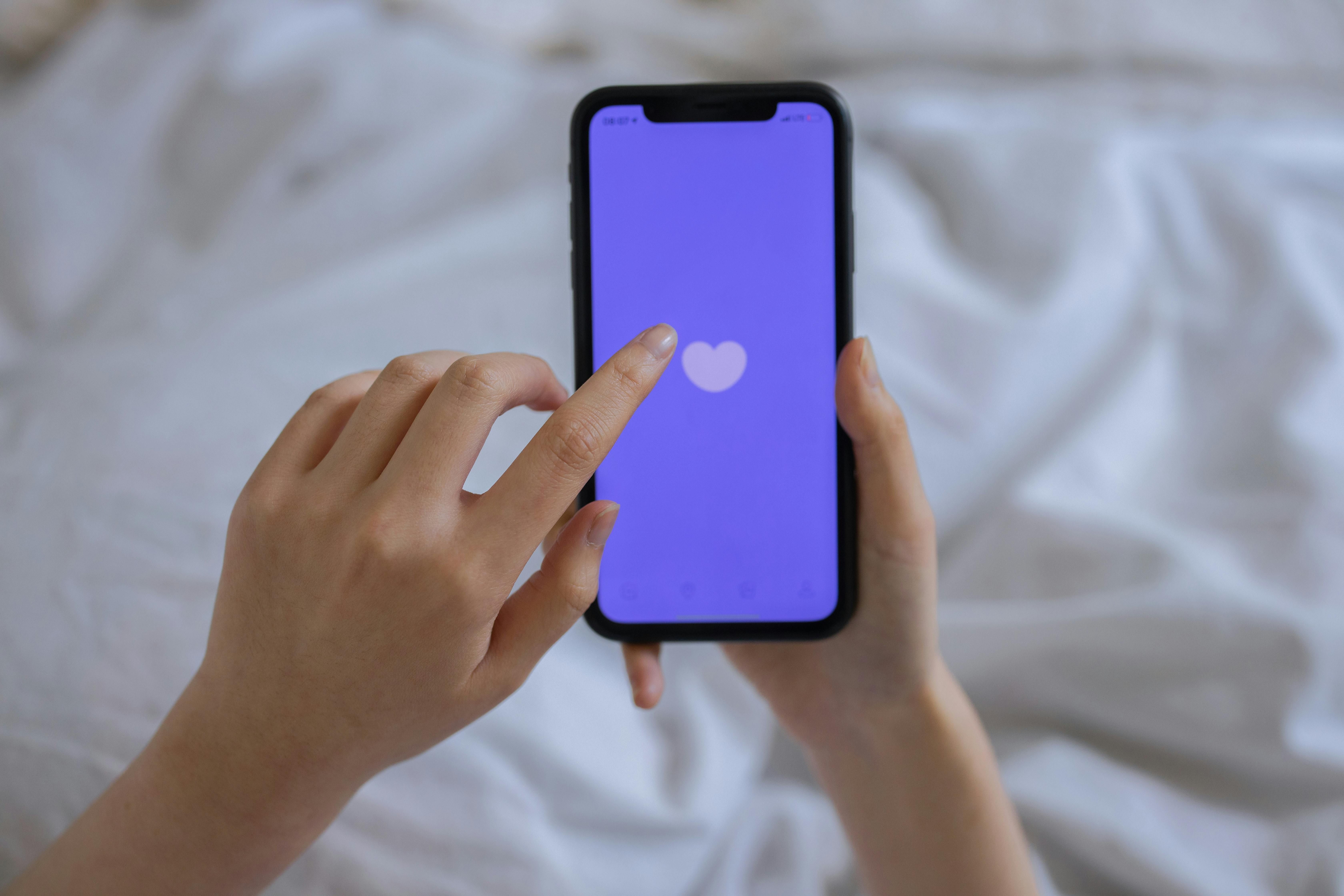 Homem com 55 mil ‘matches’ em app de namoro tem conta excluída e plataforma é condenada