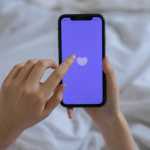 Homem com 55 mil ‘matches’ em app de namoro tem conta excluída e plataforma é condenada