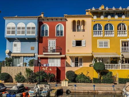 Casas coloridas em Girona, na Espanha