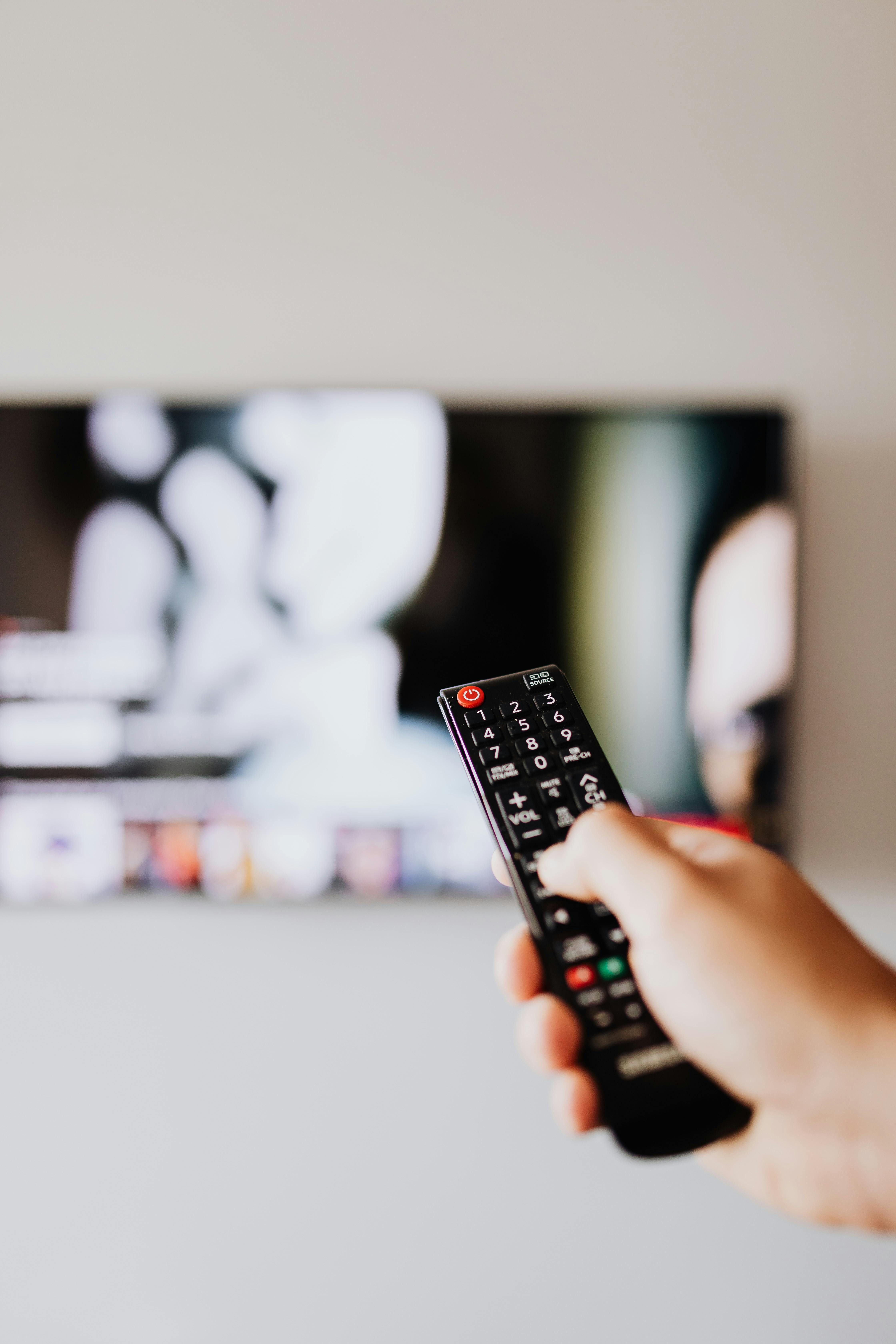 Apertar o botão 0 do controle da televisão por 3 segundos: para que e por que é necessário