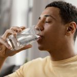 O que o hábito de beber água em jejum faz com o corpo? Especialistas explicam