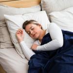 Você dorme encolhido no frio? Veja quando isso pode virar um problema