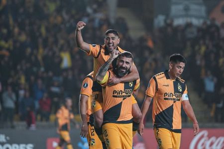 Lucas Pratto celebra gol da virada do Coquimbo Unido