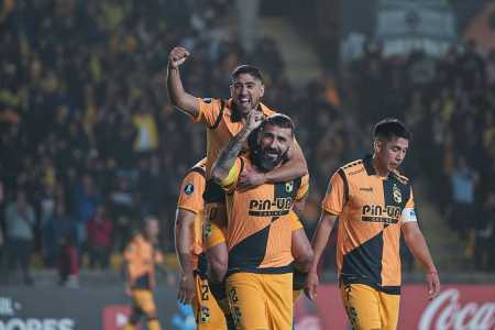 Lucas Pratto celebra gol da virada do Coquimbo Unido