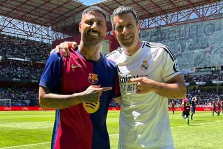 Quaresma, com a camisa do Barcelona, ao lado de Figo