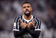 Corinthians bate São Paulo em clássico de cinco gols e confusões no Brasileiro