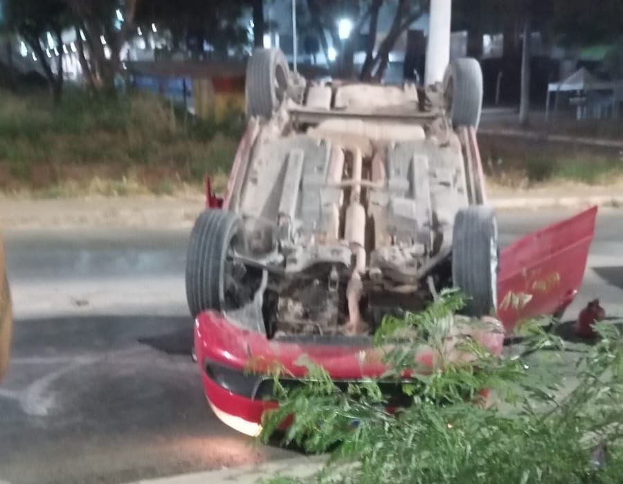 Motorista fica ferido após capotar e bater em poste em Montes Claros