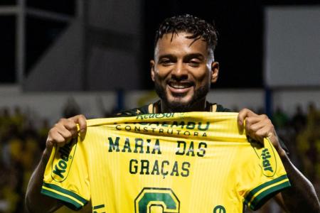 Reinaldo com a camisa com o nome da mãe, Gracinha