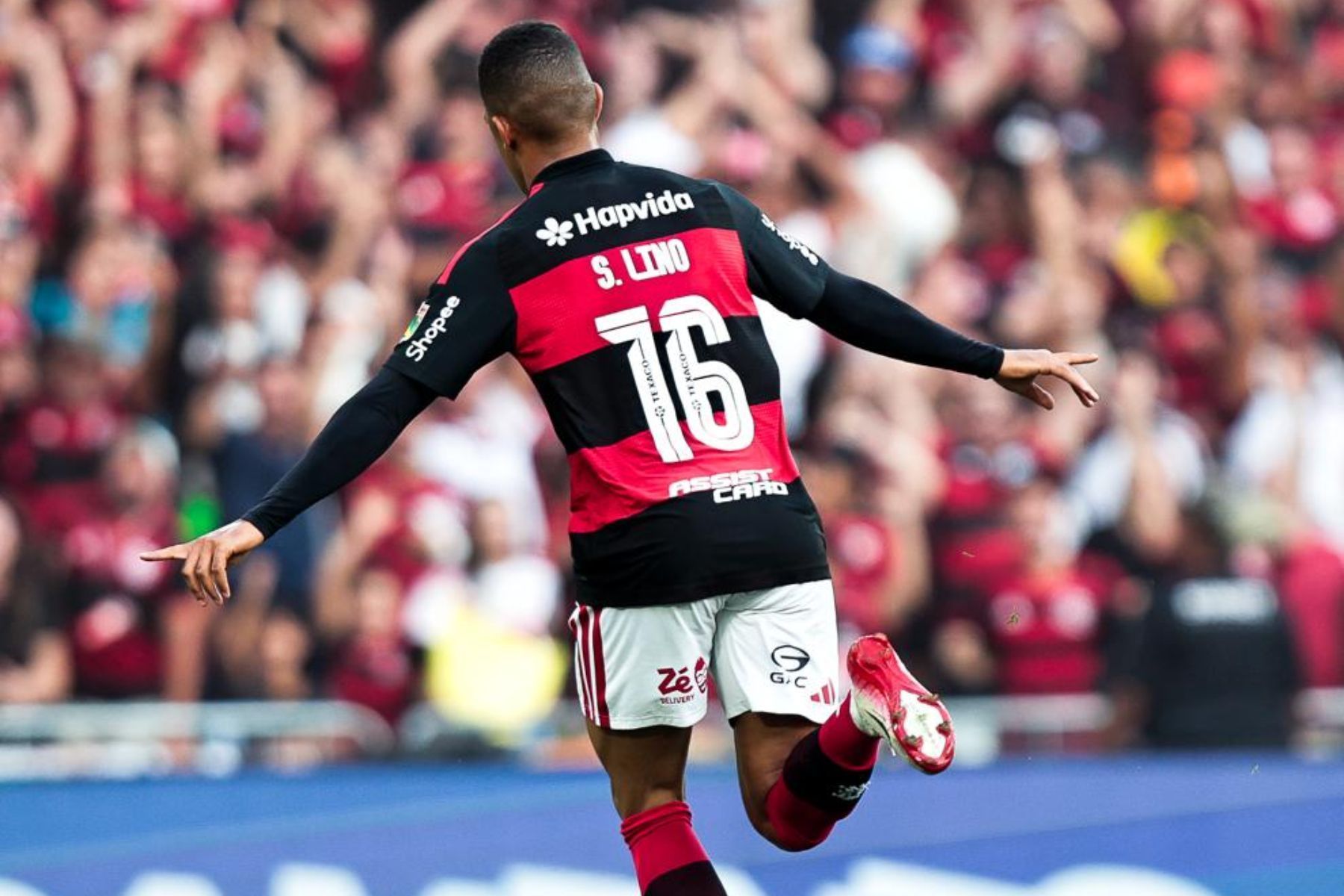 Samuel Lino brilha, e Flamengo goleia o Coritiba pelo Campeonato Brasileiro