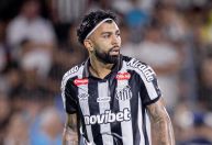 Gabigol vai às redes e desabafa sobre momento ruim no Santos: ‘Muito papo furado’