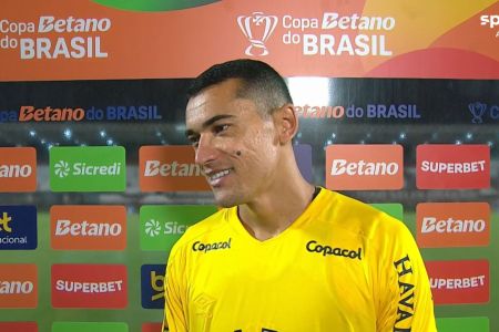 Santos, goleiro do Athletico-PR