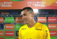 Santos reage a 21° pênalti defendido com a camisa do Athletico-PR