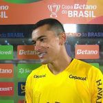 Santos reage a 21° pênalti defendido com a camisa do Athletico-PR