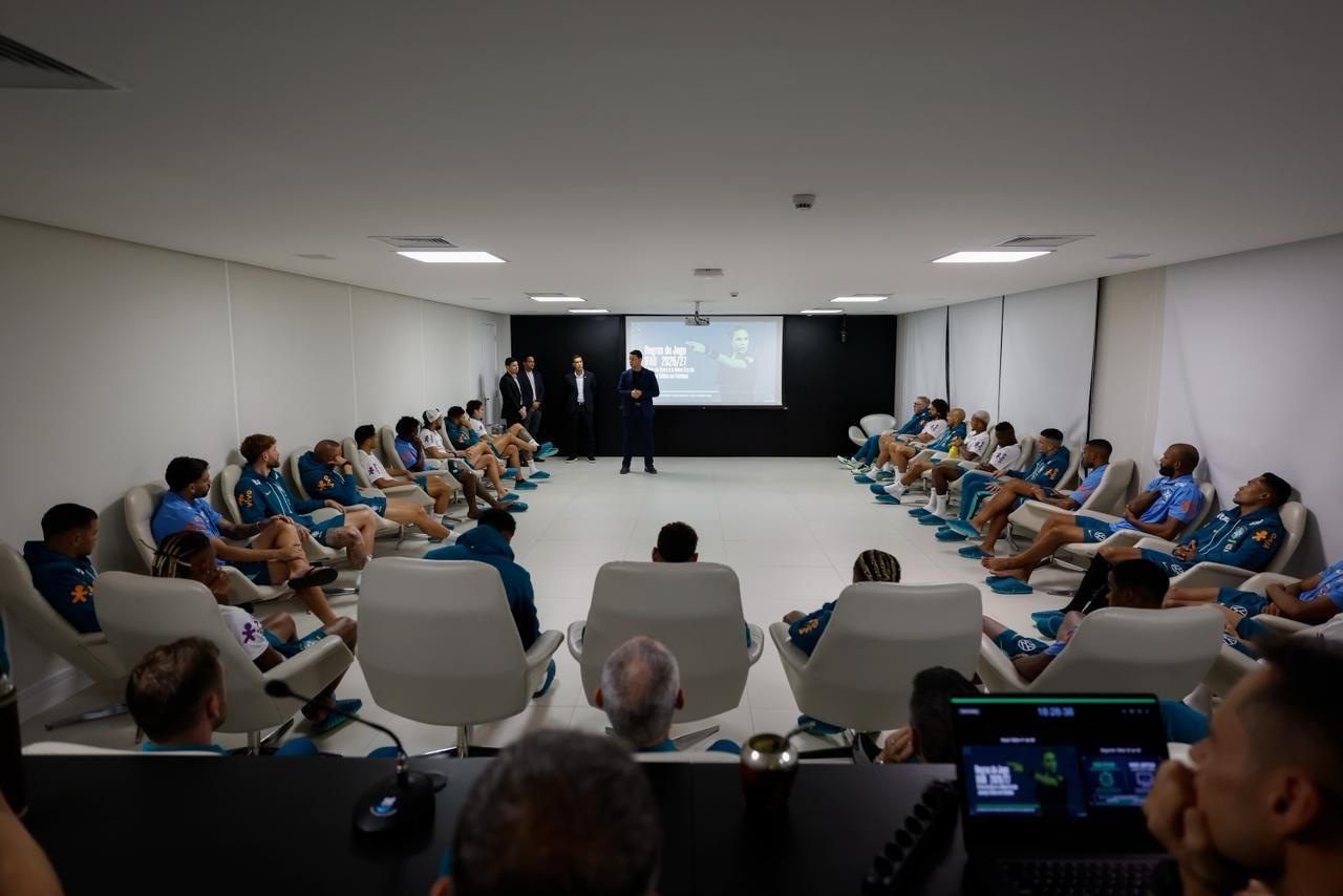 Seleção Brasileira recebe palestra sobre novas regras da arbitragem na Copa do Mundo