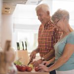 Após os 70 anos: a parte da casa que mais causa problemas para idosos