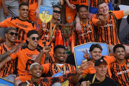 Alisson com os companheiros de time e a taça do Campeonato Ucraniano