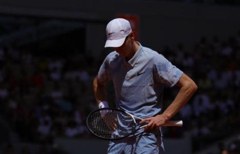 Jannik Sinner em derrota para Cerúndolo em Roland Garros 2026
