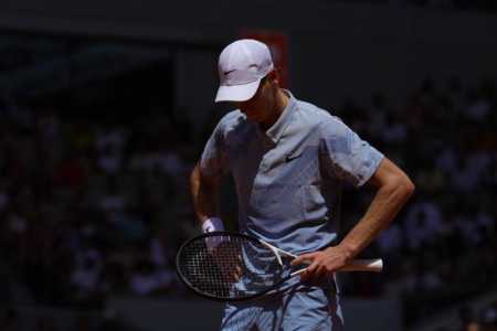 Sinner passa mal a um game da vitória e cai em Roland Garros