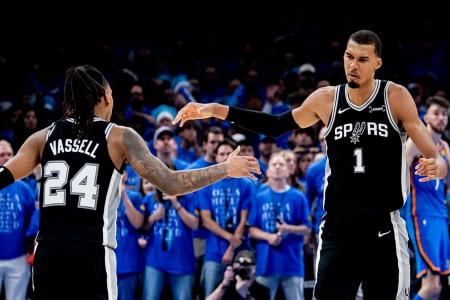 Devin Vassell e Victor Wembanyama celebram em OKC 115 x 122 Spurs