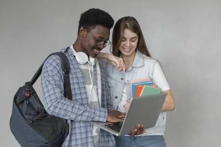 Estudantes com um notebook