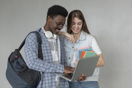 Estudantes com um notebook